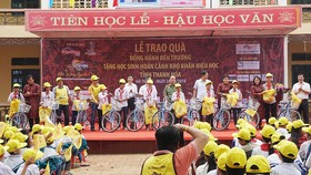 Tặng 601 xe đạp, 2.000 phần quà cho học sinh vượt khó ở Thanh Hóa và Ninh Bình