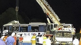 Xe khách đâm xe tải trên đường cao tốc ở Trung Quốc, 18 người chết