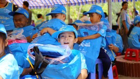 Chương trình Caravan Thư viện 2030  tặng quà cho các em học sinh tiểu học