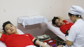 Vượt mưa bão, hàng trăm bạn trẻ tham gia hiến máu