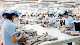 Sản xuất hàng dệt may xuất khẩu tại Công ty CP May Sài Gòn 3. Ảnh: MỸ HẠNH