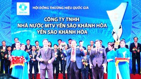 Ông Lê Hữu Hoàng - Chủ tịch Hội đồng thành viên Công ty TNHH Nhà nước MTV Yến sào Khánh Hòa nhận giải thưởng