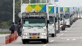 Đoàn xe chở hàng viện trợ nhân đạo tại trạm kiểm soát biên giới liên Triều ở thành phố Paju, tỉnh Gyeonggi. Ảnh: YONHAP