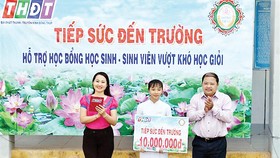 Ông Ngô Thanh Trí - Phó Giám đốc công ty trao suất học bổng cho em Nguyễn Thị Huỳnh Hương