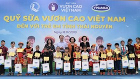​  Trong suốt chặng đường 12 năm, Quỹ sữa Vươn Cao Việt Nam và Vinamilk đã trao tặng hơn 35 triệu ly sữa với tổng giá trị 150 tỷ đồng cho gần 441.000 trẻ em khó khăn trên khắp Việt Nam.