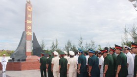 Dâng hương tưởng niệm liệt sĩ tù chính trị tại Cam Ranh