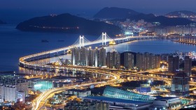 Cầu Gwangan, ở TP Busan. Ảnh: KTO