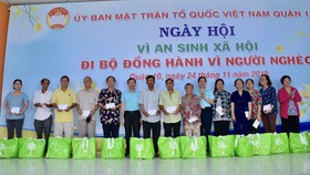 Đồng chí Huỳnh Thị Xuân Lam và Bí thư Quận ủy quận 10 trao quà cho các gia đình chính sách có hoàn cảnh khó khăn
