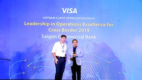 Ông Lê Quang Huy - Giám đốc Khối Thẻ và Ngân hàng số (vest xanh),  đại diện SCB nhận giải trong chương trình