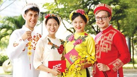 Sinh viên quốc tế tại Trường ĐH Tôn Đức Thắng thích thú với trang phục truyền thống của Việt Nam