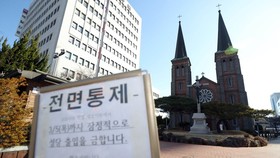 Một nhà thờ công giáo nằm ở Daegu, cách Seoul khoảng 300 km về phía Nam, đã đóng cửa vào ngày 23-2-2020 để ngăn chặn sự lây lan của chủng mới virus Corona mới trong thành phố. Ảnh: YONHAP