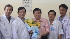 Bác sĩ Nguyễn Thanh Phong (thứ 2 từ phải sang)  cùng bệnh nhân nhiễm Covid-19 xuất viện