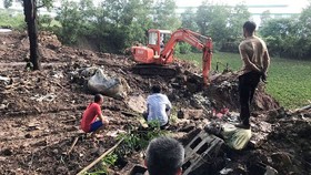 Cơ quan chức năng tìm thấy rác thải của Công ty TNHH Shing Mark Vina chôn lấp. Ảnh: Báo Đồng Nai