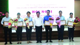 Đồng chí Đỗ Quang Vinh, Bí thư Đảng ủy công ty tặng hoa và trao giấy khen cho các đảng viên có thành tích nổi bật trong công tác phục vụ Đại hội Chi bộ và Đảng bộ công ty