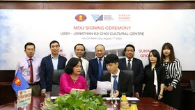 Lễ ký kết hợp tác về việc thành lập Trung tâm Văn hóa USSH - Jonathan KS Choi. Ảnh: hcmussh