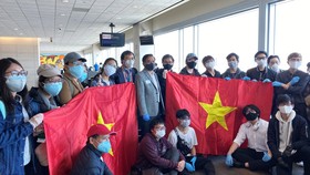 Tổng Lãnh sự Việt Nam tại San Francisco Nguyễn Trác Toàn cùng cán bộ, nhân viên lãnh sự chụp hình cùng du học sinh trước khi về nước
