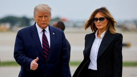  Tổng thống Mỹ Donald Trump và Đệ nhất phu nhân Melania Trump tại Sân bay Quốc tế Cleveland Hopkins ở Cleveland, Ohio, Mỹ, ngày 29-9-2020. Ảnh: REUTERS
