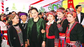 Chủ tịch Quốc hội Nguyễn Thị Kim Ngân với nhân dân xã Quang Minh. Ảnh: TTXVN