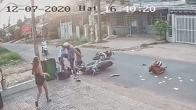Hình ảnh từ camera ghi lại cảnh một thanh niên đánh dã man một nữ sinh sau vụ va chạm giao thông ở Bình Dương