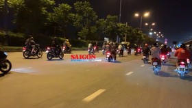 Nhóm "quái xế" dàn hàng ngang trên Quốc lộ 1 đoạn qua phường Linh Trung, quận Thủ Đức, TPHCM, rạng sáng 5-12-2020. Ảnh minh họa: CHÍ THẠCH