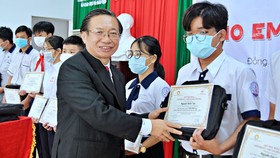 340 học sinh ở Đồng Nai nhận học bổng “Cho em đến trường”