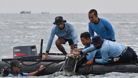 Vụ máy bay rơi tại Indonesia: Tìm thấy nhiều phần thi thể, bắt được tín hiệu hộp đen máy bay