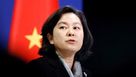 Phát ngôn viên Bộ Ngoại giao Trung Quốc Hoa Xuân Oánh trong một cuộc họp báo ở Bắc Kinh. Ảnh: REUTERS