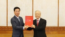 Tổng Bí thư, Chủ tịch nước Nguyễn Phú Trọng trao quyết định cho đồng chí Võ Văn Thưởng. Ảnh: TTXVN