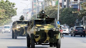 Xe bọc thép của Quân đội Myanmar trên đường phố sau khi quân đội giành chính quyền trong cuộc đảo chính ở Mandalay, Myanmar, ngày 3-2-2021. Ảnh: REUTERS