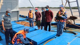Tổ công tác Bộ Tư lệnh Vùng Cảnh sát biển 4 tiến hành kiểm tra tang vật