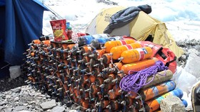 Nepal tái sử dụng bình oxy của các nhà leo núi