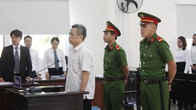 Bị cáo Nguyễn Hồng Khanh trong phần xét hỏi tại tòa sáng 12-12-2019. Ảnh: Báo Bình Dương