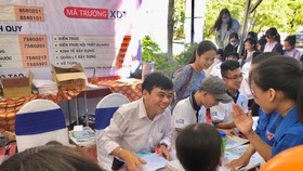 TS Bùi Văn Hưng, Phó Hiệu trưởng nhà trường tư vấn tuyển sinh cho học sinh THPT