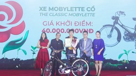 Xe Mobylette cổ được đấu giá hơn 500 triệu đồng quyên góp cho Quỹ từ thiện Bông hồng nhỏ