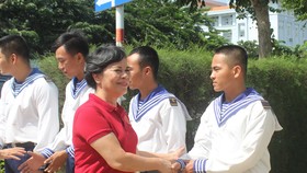 Phu nhân nguyên Chủ tịch nước Trương Tấn Sang động viên, thăm hỏi chiến sĩ Vùng 2 Hải quân