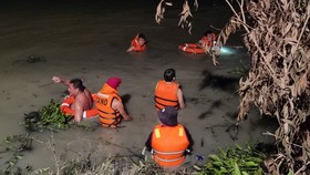 Lực lượng chức năng tìm kiếm nạn nhân trong vụ đuối nước ở hồ Đất Sét 