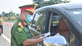 Lực lượng công an kiểm tra giấy đi lại của tài xế di chuyển trên địa bàn TP Vũng Tàu