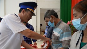 Vùng Cảnh sát biển 3 trao quà cho ngư dân huyện Long Điền có hoàn cảnh khó khăn