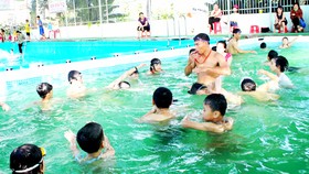 Trẻ nhỏ cần được dạy bơi để phòng ngừa nguy cơ đuối nước