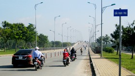 Cầu Rạch Tra nối 2 huyện Hóc Môn và Củ Chi được xây mới,  góp phần phát triển kinh tế - xã hội cho khu vực này 