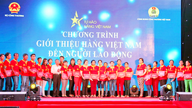 Tặng quà cho người lao động tham gia chương trình tự hào hàng Việt tại TP Cần Thơ