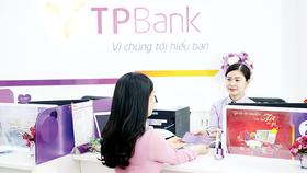 UBND TP Hà Nội tặng cờ thi đua và bằng khen cho TPBank