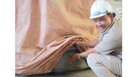 Kỹ sư Nguyễn Thế Nghiệp kiểm tra sản phẩm cấu kiện bê tông vừa được sản xuất tại xưởng