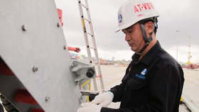 Anh Nguyễn Hồng Thảo kiểm tra thiết bị ở Cảng Bến Nghé