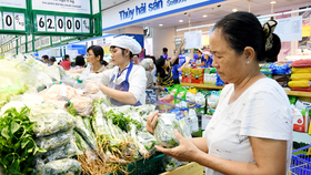 Khách hàng mua sắm tại Co.opmart Đồng Văn Cống