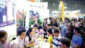 Du khách tham khảo tour tại gian hàng BenThanh Tourist  tại Hội chợ ITE HCMC 2016