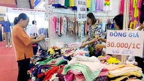 Người tiêu dùng mua sắm tại Hội chợ Tháng khuyến mãi TPHCM năm 2017