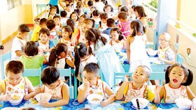Bữa ăn của các bé học bán trú tại một trường mẫu giáo. Ảnh minh họa