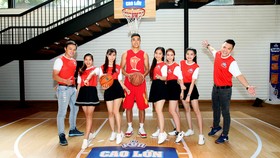 Cầu thủ bóng rổ Stephan Tuấn Tú (ở giữa) là gương mặt đại diện dòng sữa KUN Cao lớn