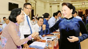 Chủ tịch Quốc hội Nguyễn Thị Kim Ngân trao đổi cùng các đại biểu dự Hội nghị Thường trực Hội đồng Nhân dân các tỉnh, thành phố khu vực miền Đông Nam bộ. Ảnh: VIỆT DŨNG